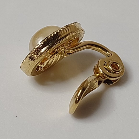 Cute Gold Tone Oval Shaped Monet Clip On Earrings - Picture 5 of 11